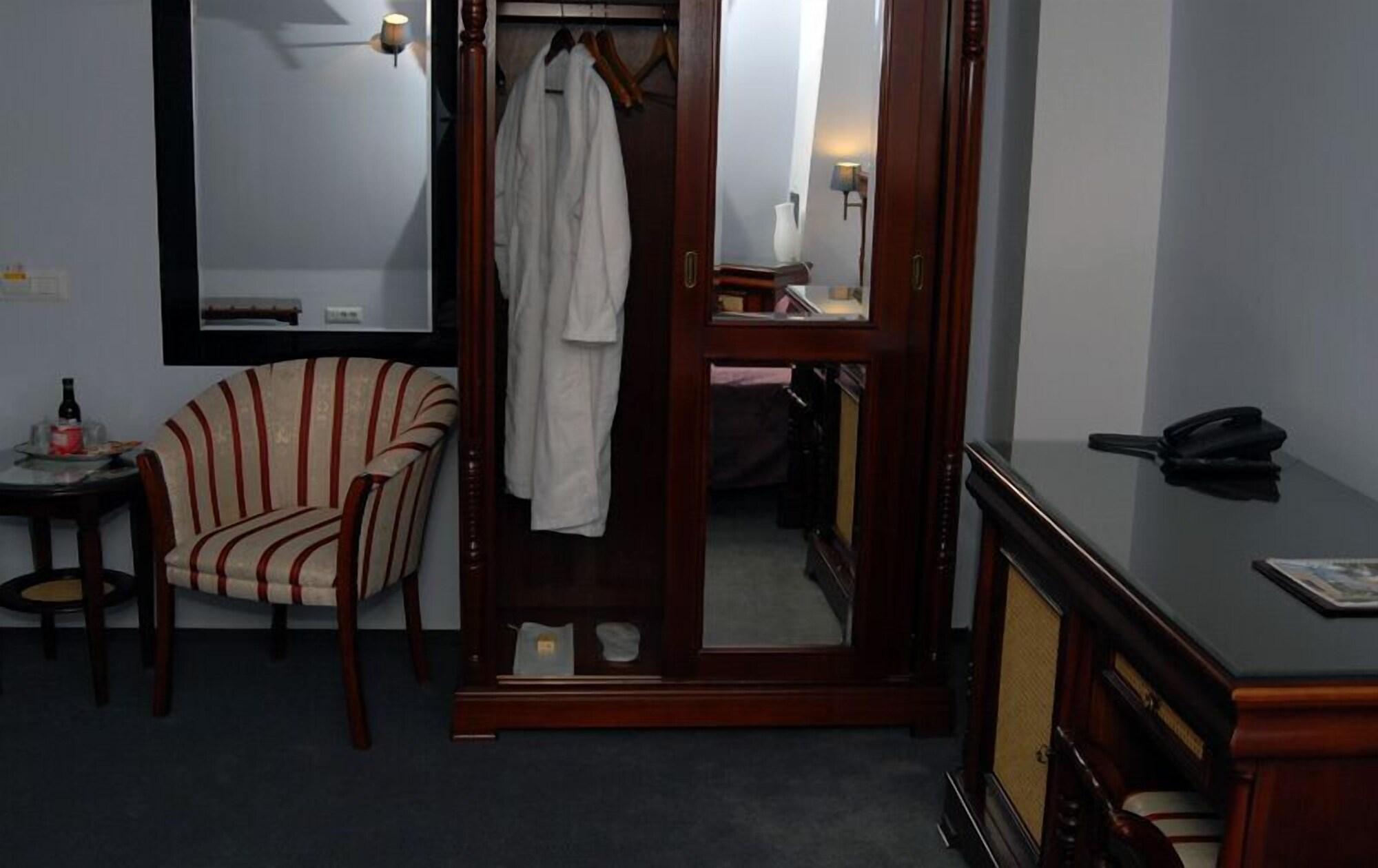 Vigo Grand Hotel Ploieşti Exteriör bild